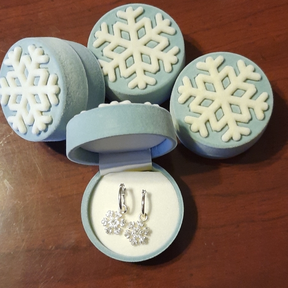 Avon ❄ Snowflake Pierced Earrings NWT - Picture 4 of 7